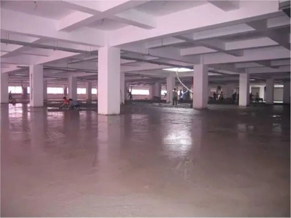 Professional pouring and spreading of steel fiber reinforced concrete (SFRC) for industrial floor slabs