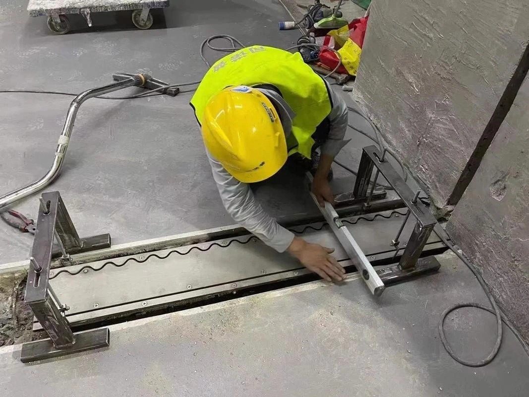 Installation method of armored joints in floor construction