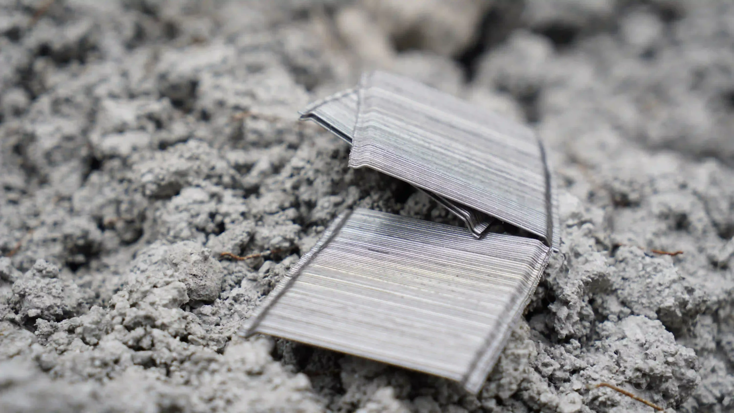 Hooked-end steel fibers for concrete reinforcement placed on fresh concrete surface